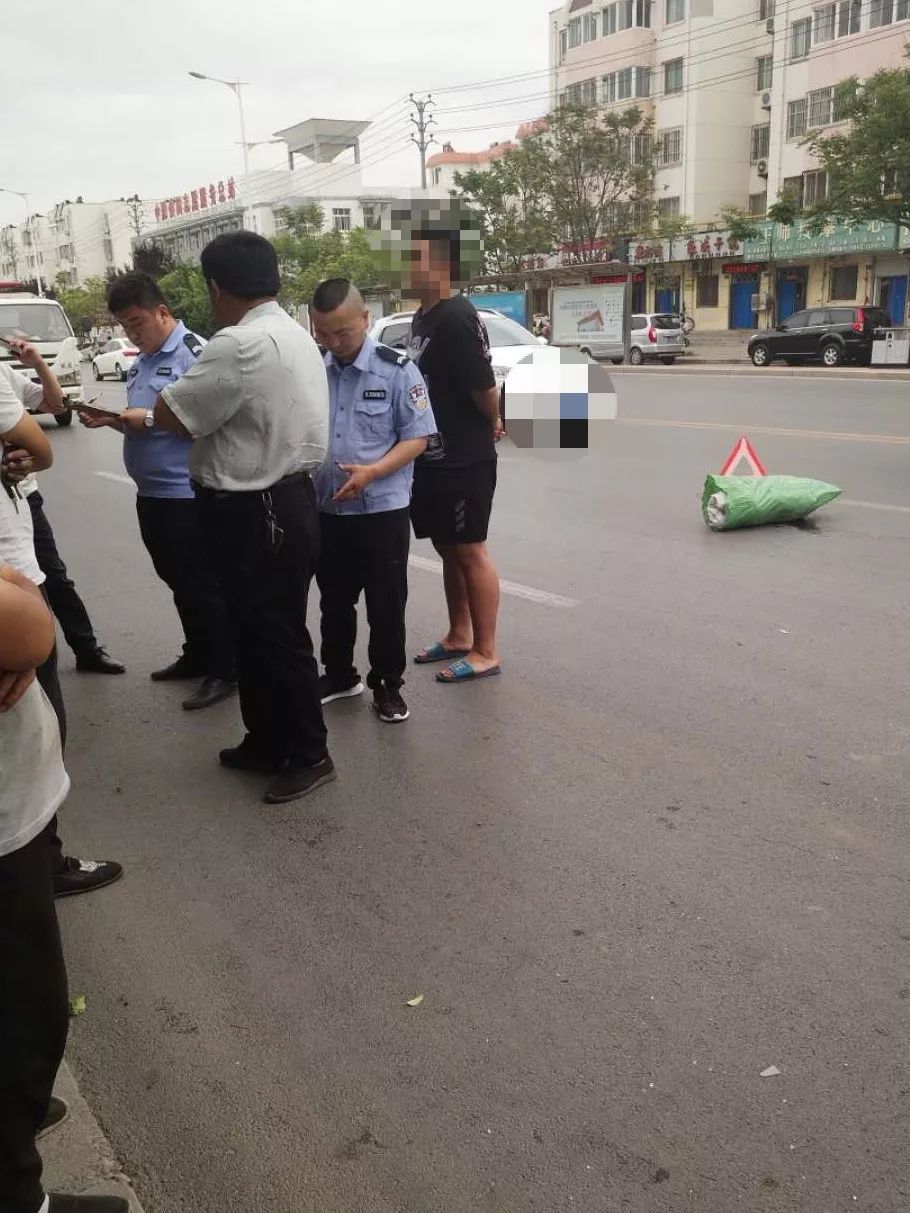 濮阳一电动轿车与货车硬碰硬,结果.