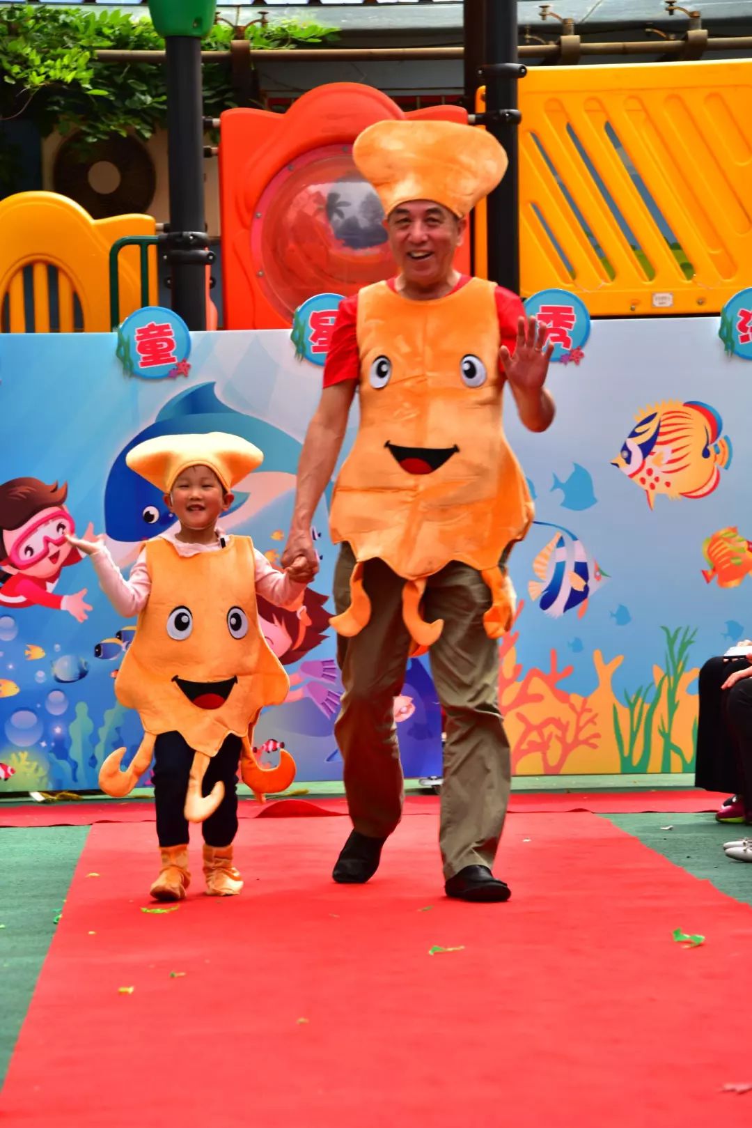 亲子同乐创意无限汶上幼开展亲子环保服装秀活动