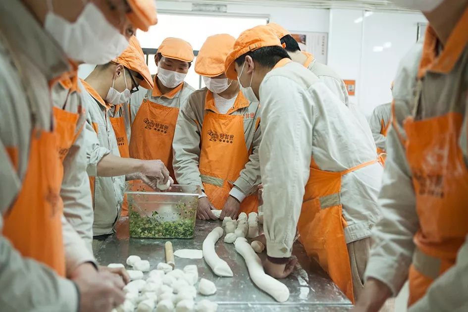 "甘其食"的竹蒸笼里铺着龙须草垫,蒸气旋转着上升.