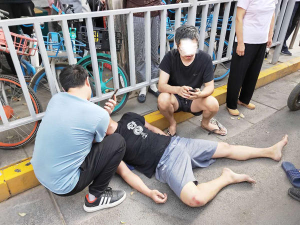 两伙人郑州夜市喝酒掰手腕输的不服动了手