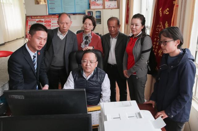 为了一句承诺深圳市司法局长辗转上万公里赴藏慰问法援律师