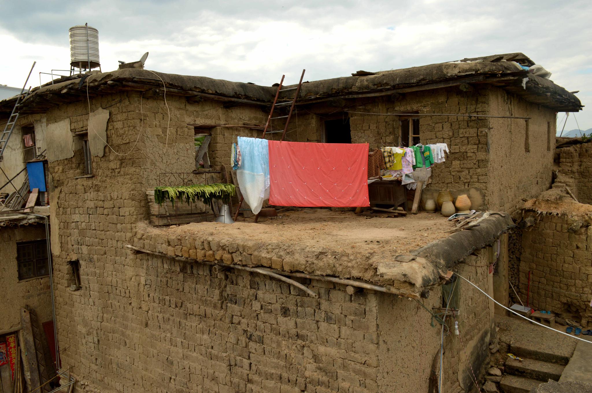 鲜为人知的700年古寨房子首尾相连用泥巴垒成走进去难出来