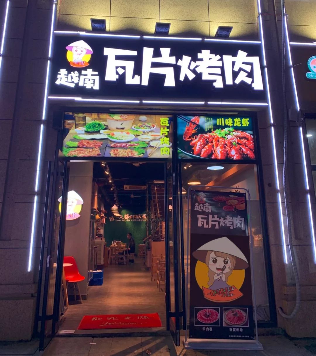 视野一下更加开阔小小的舞台婉转低吟,配合着欢声笑闹,与烤肉的滋滋声