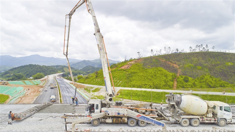 河惠莞高速公路是我市交通建设的一个重点项目,其中东源段途经叶潭