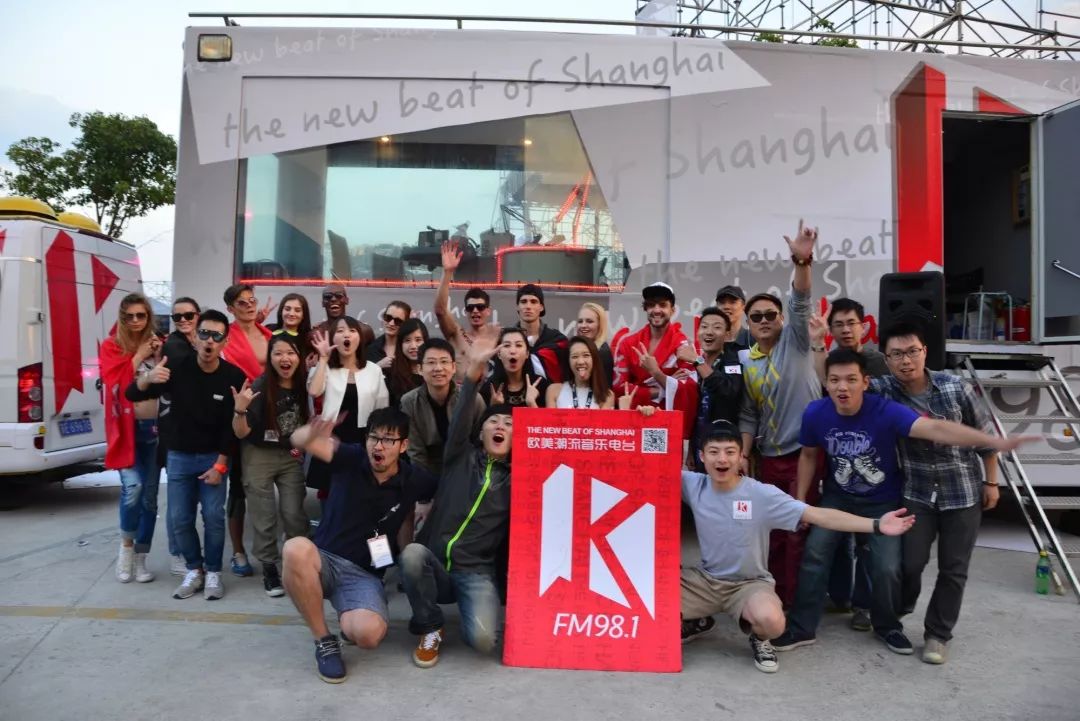 同年10月5日,kfm981正式开播,制作人陈海东说:"全