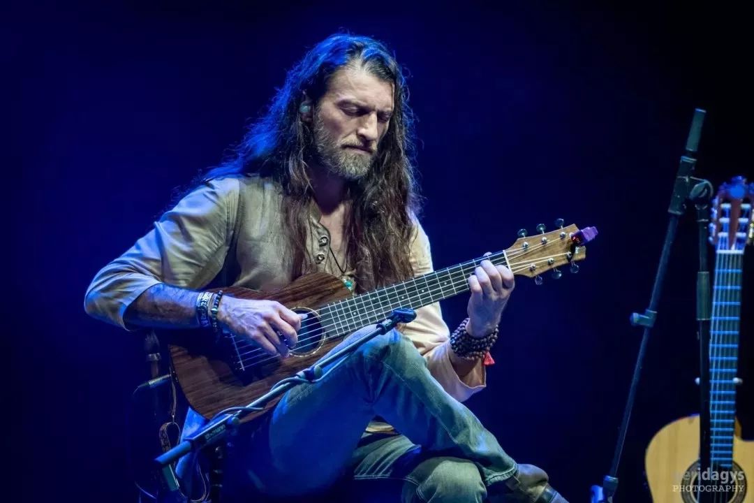 流浪的游吟诗人他一弹吉他万物都安静了