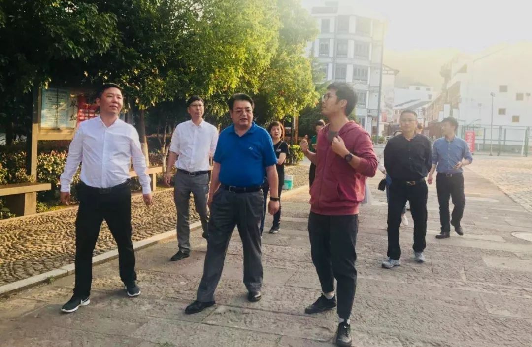 在全域旅游产业统计工作座谈会上,黄方雷副县长向调研组汇报了永嘉的