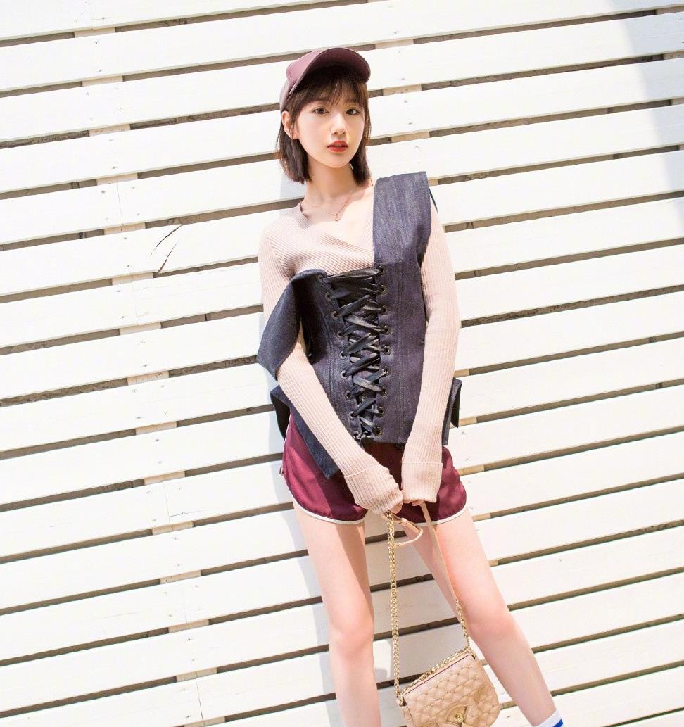 毛晓彤拍写真穿超短裤秀漫画腿被2万3包包抢镜