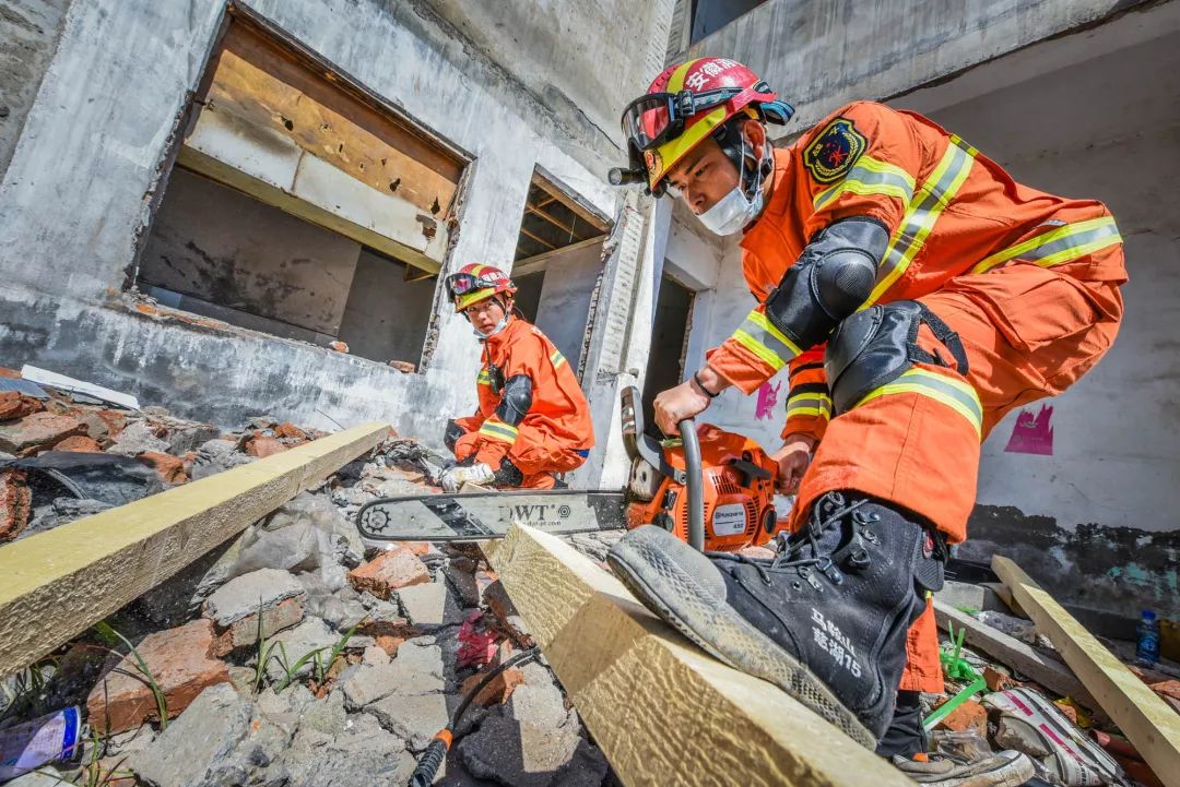 錘鍊鋼鐵意志淬鍊過硬本領跟馬鞍山消防一起感受高燃地震拉動演練