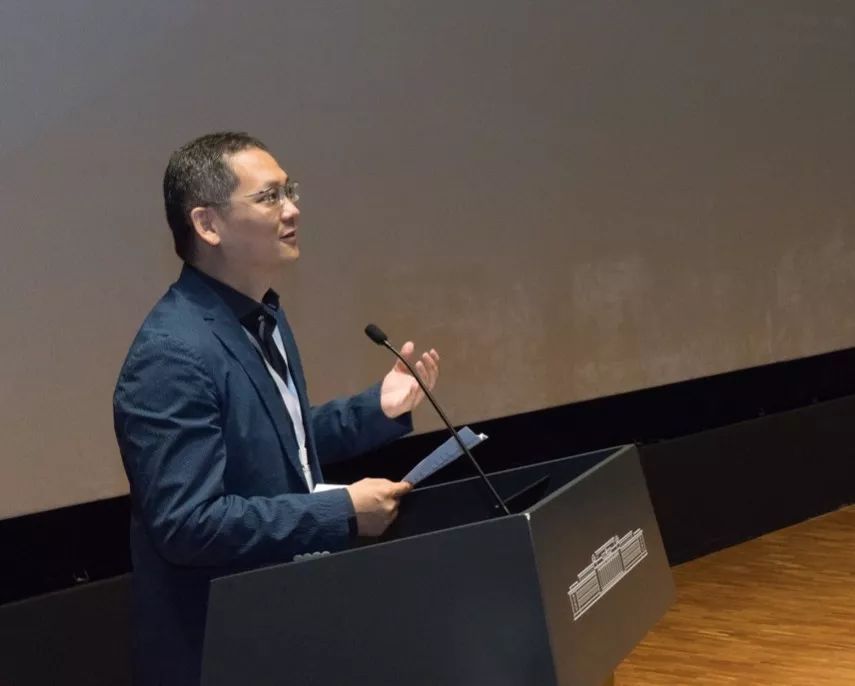 筑境设计总经理胡新先生对出席论坛的主办单位领导,建筑大师,业界翘楚