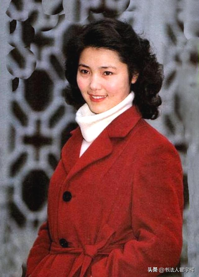 优雅灵秀美丽大方充满女性魅力姜黎黎20张封面照欣赏