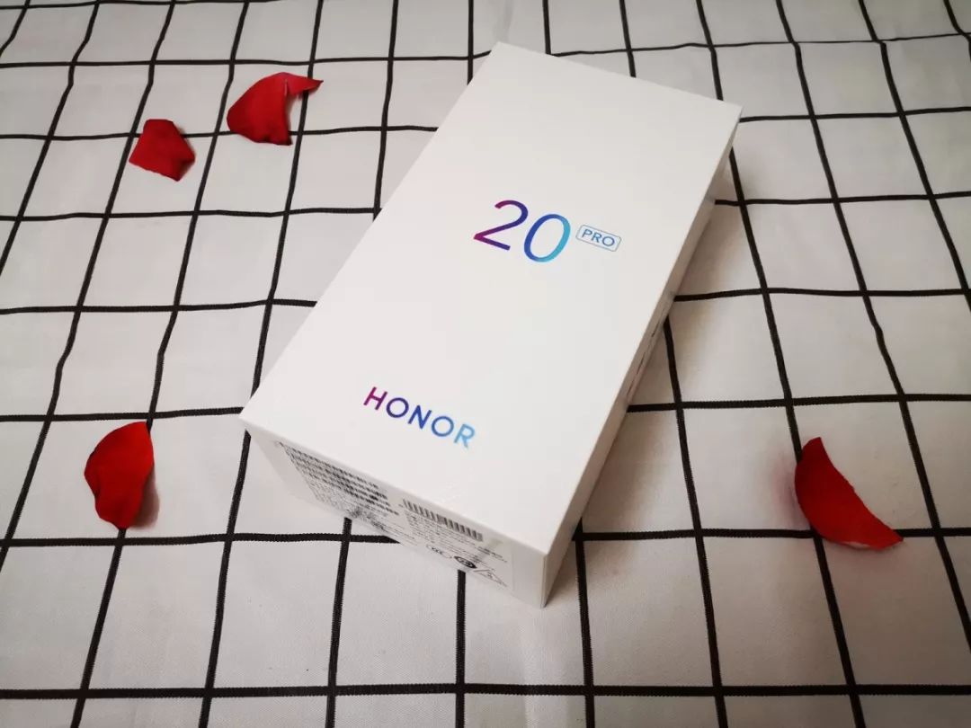 荣耀20 pro采用白色的包装盒,盒子正中间印着产品名,底部印着honor的