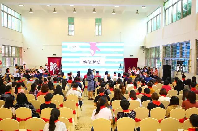 这场活动的两节课都选在溜滨中心小学的402中队,同一个中队上了两节不