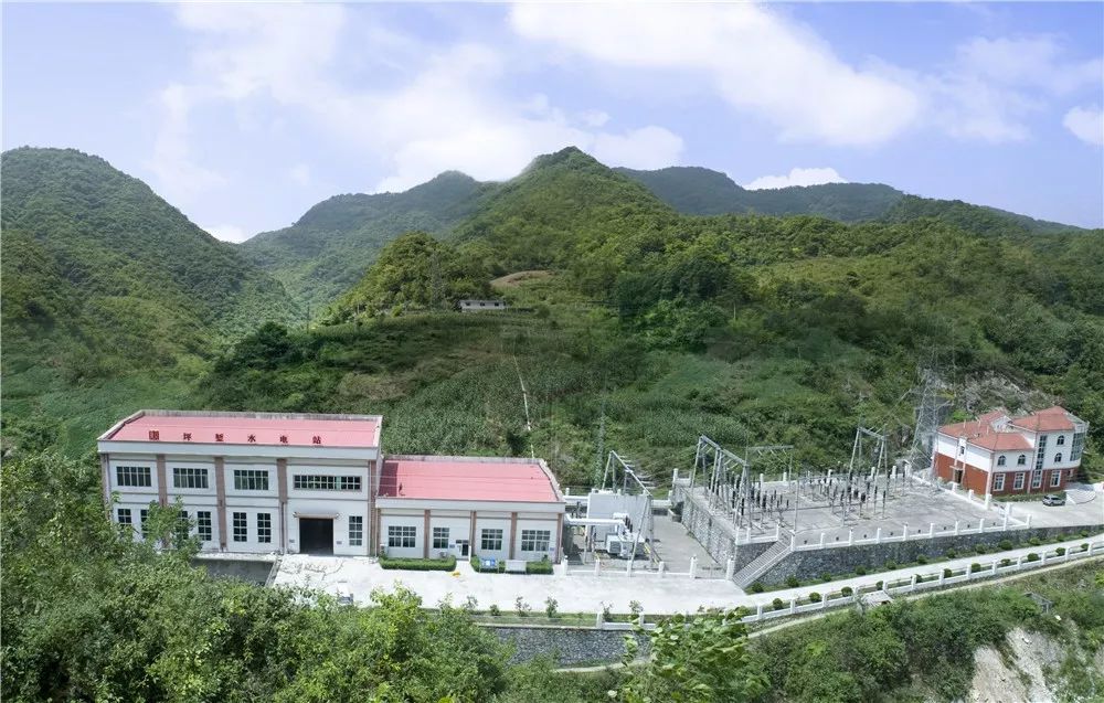 位于长江干流巫峡与西陵峡之间,发源于神农架林南坡,经麻线坪,白磷岩