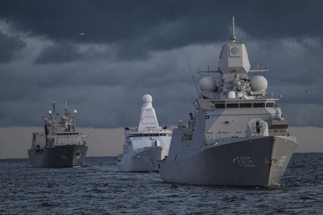 荷兰皇家海军编队,最右侧的是"七省"级护卫舰"埃弗森"号葡萄牙