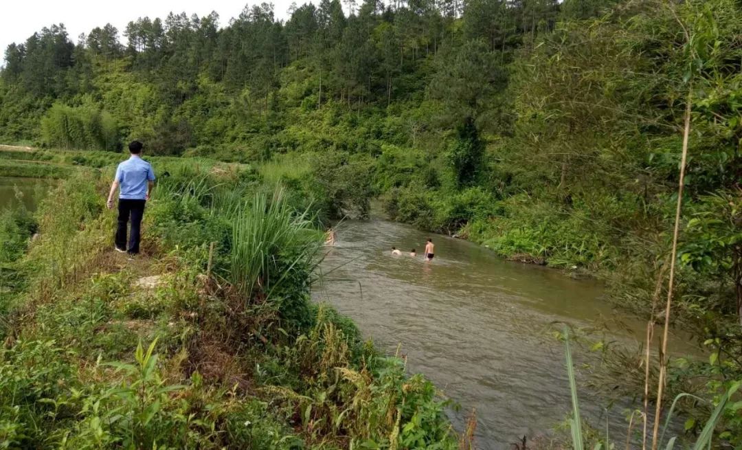 瑞金冈面发生危险一幕!_游泳
