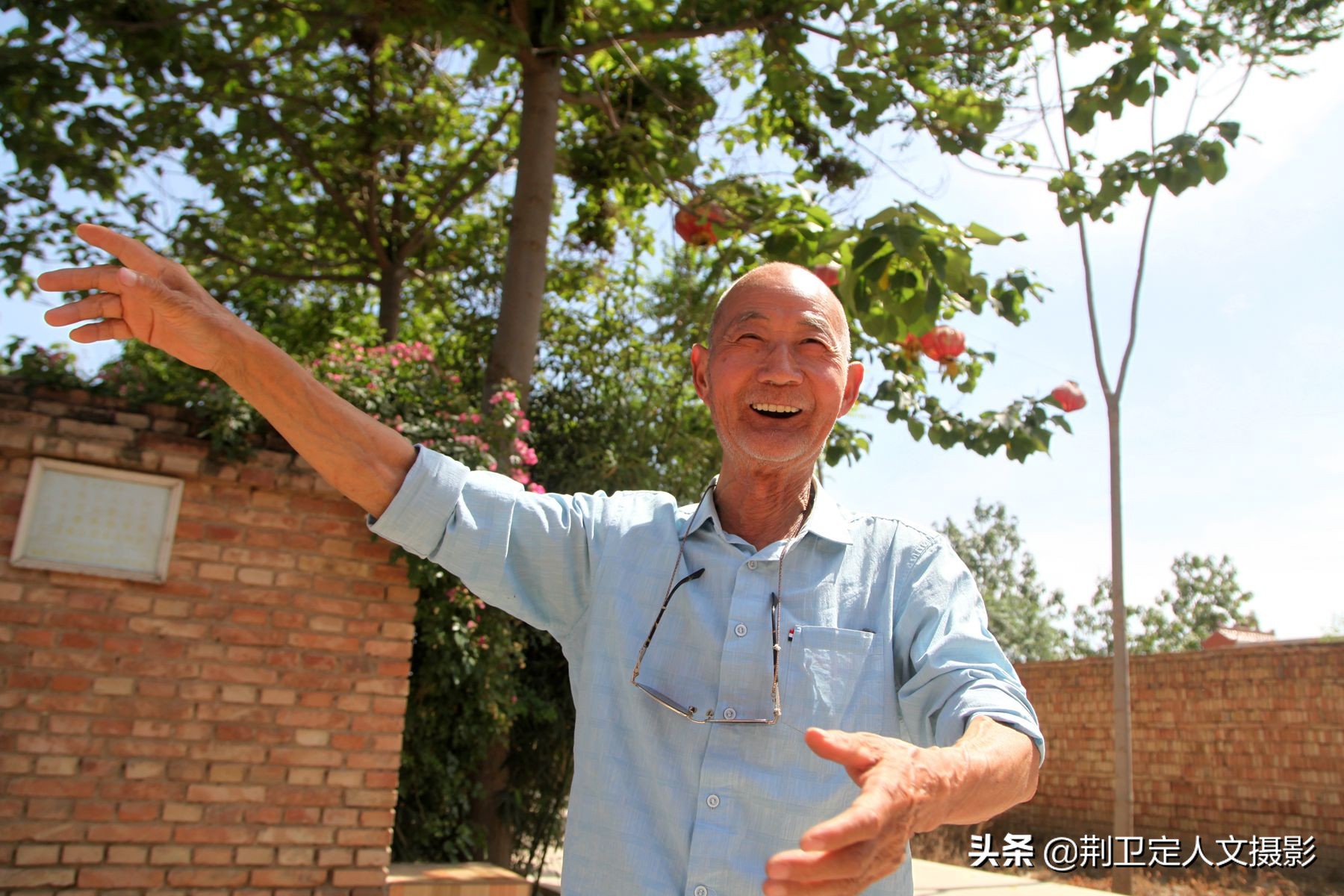 山西農村75歲老人耗時8年把1塊垃圾場建成小花園,看他生活成啥樣