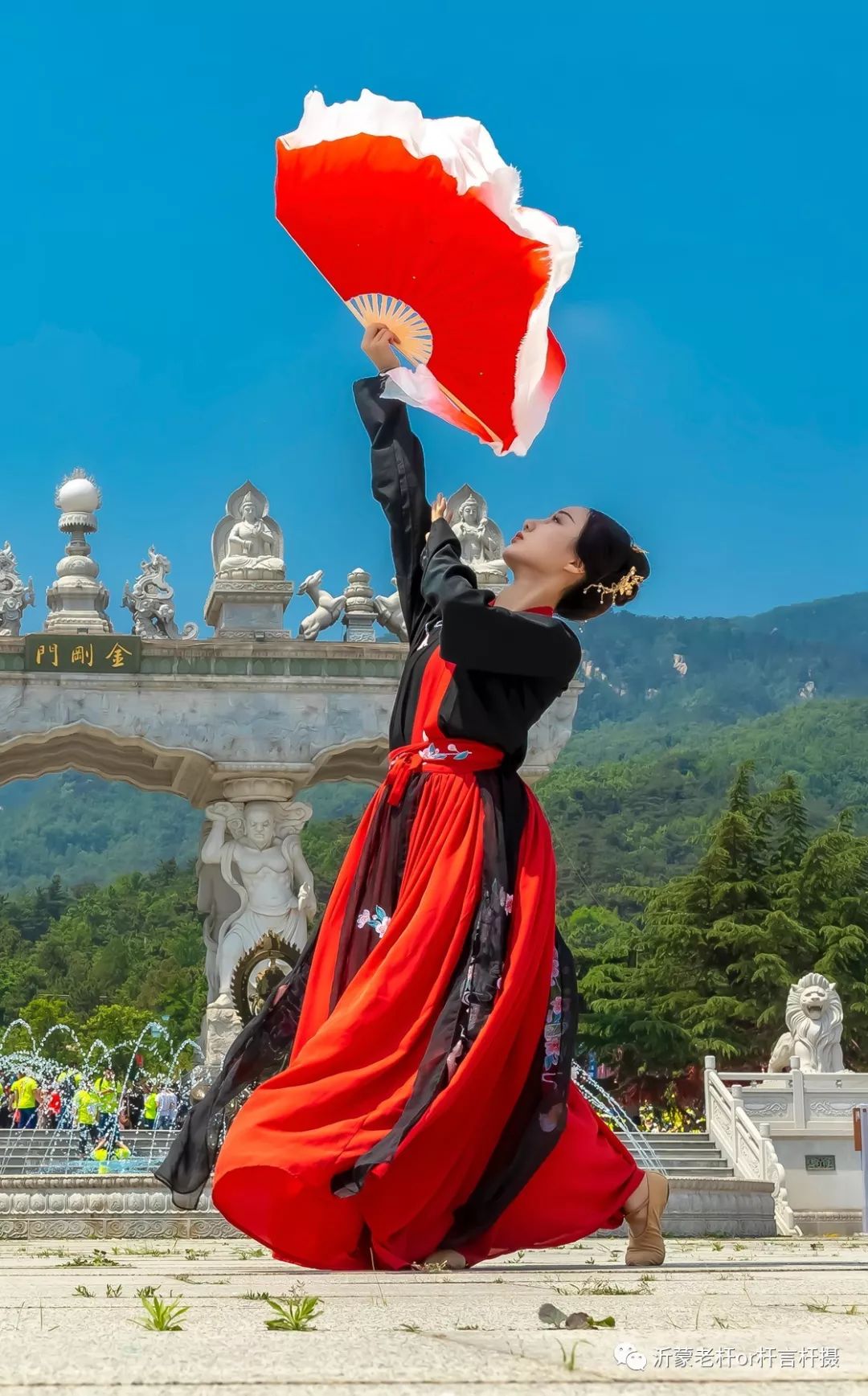 舞动蒙山 琵琶小妖吕金涛金刚门前衣袂飘飘舞翩翩 华容婀娜 婉若游龙