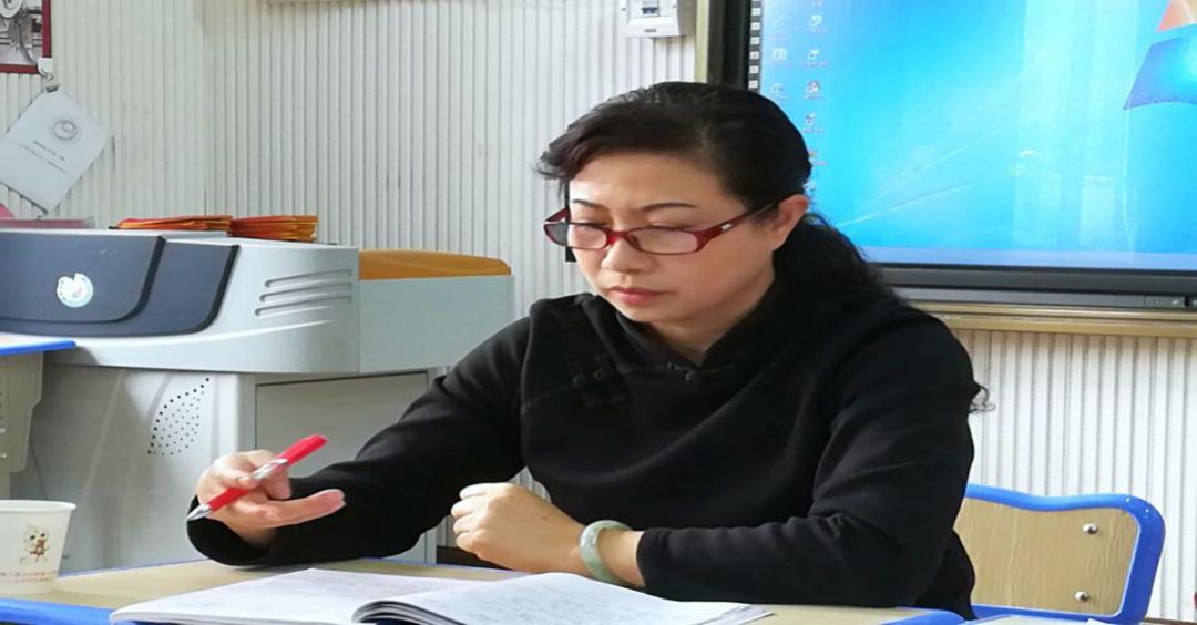 教研员石老师对老师们的课进行评价