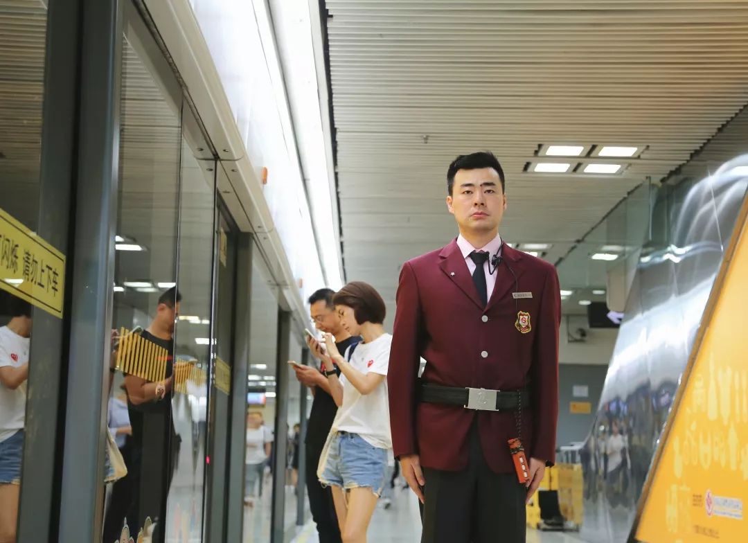 上海地铁站务员服装图片
