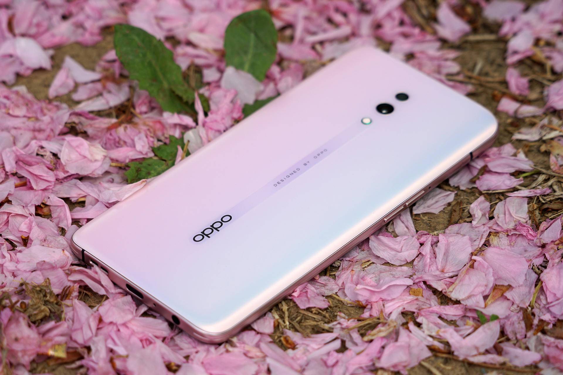 而在拍oppo reno系列上面,oppo希望能够体现颜色的厚重感和内敛感