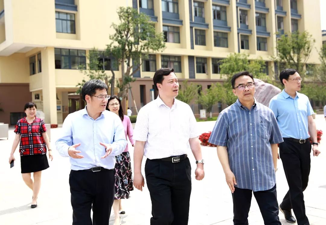 张彤市长察看校园环境张彤一行走进学校世界文化名人长廊,海棠书院