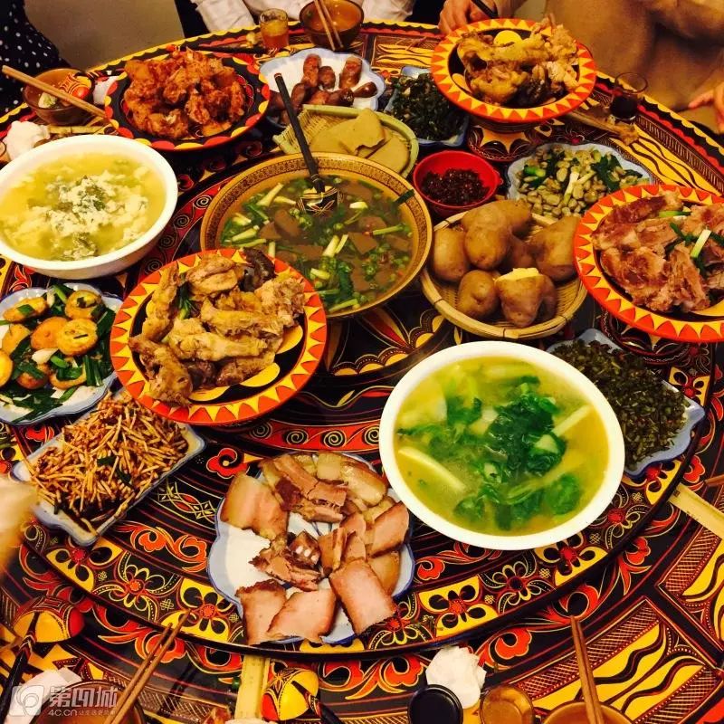 彝族菜的特色就是以肉食为主鲜,嫩,脆,香,既有油香味,又不油嘴,又不腻