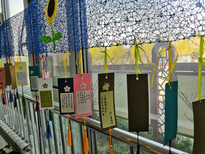 书签墙"据了解,"7 4d"阅读课程包括"经典诵读" ,"整本书阅读", "微信