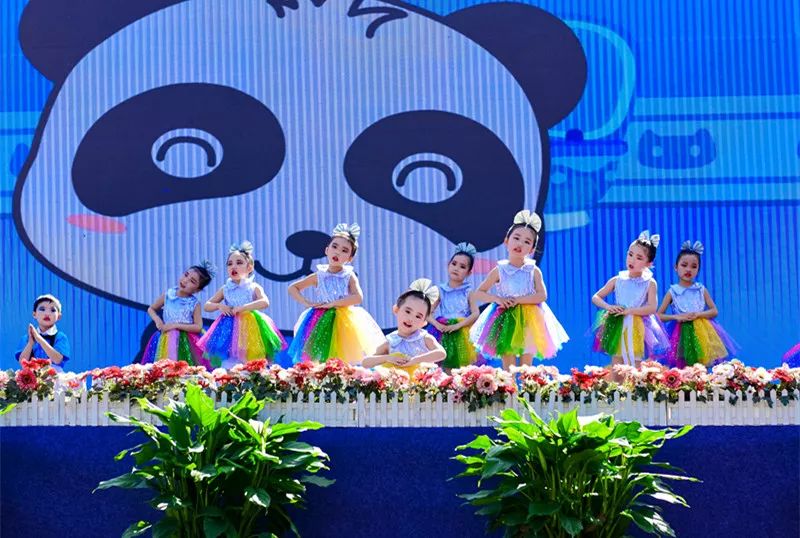 玩轉夢想·玩轉童年之我的舞臺我的秀——鳳凰幼兒園六一文藝匯演