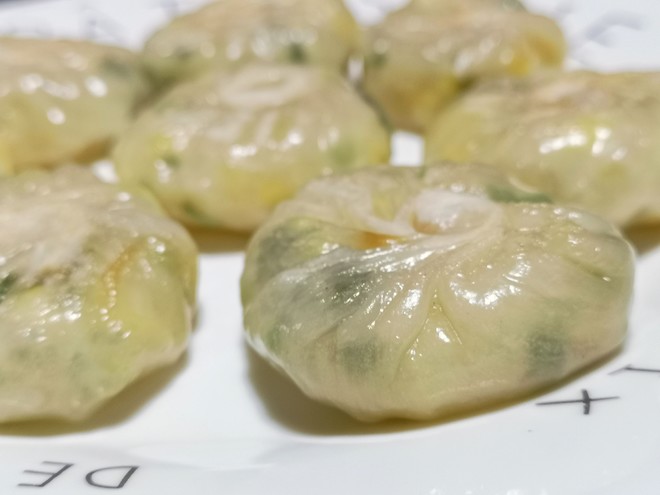 婆婆用饺子皮做水晶生煎包不发面不揉面晶莹剔透看着有食欲
