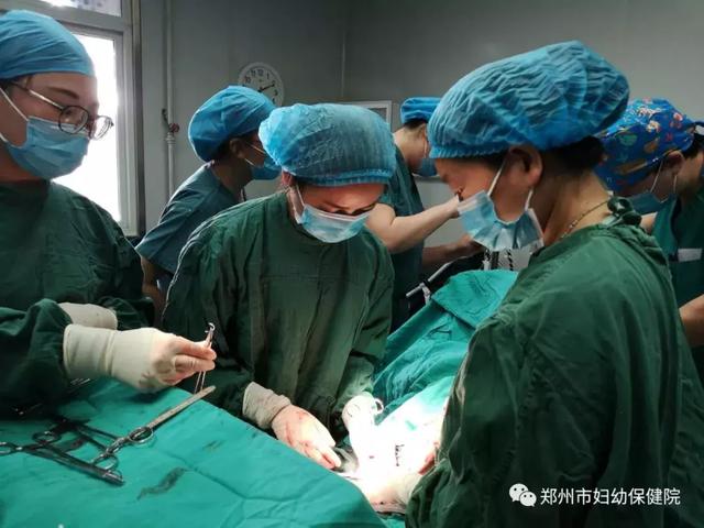 下午5点50分,在手术室等候的妇科主任吴坤英以及接诊的徐巍大夫