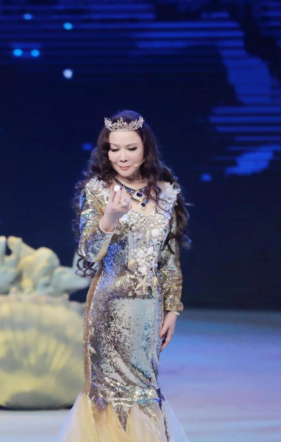 蔡明越老越爱打扮了,都步入老年人群还穿的花哨,像个网红!_衣服