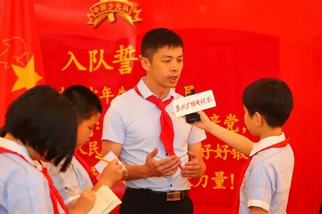 溜滨中心小学校长林良克结合节日,我们学校的少先队会开展系列活动.