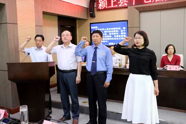 会议决定:任命叶明为颍上县交通运输局局长,张辉为颍上县经济和信息化