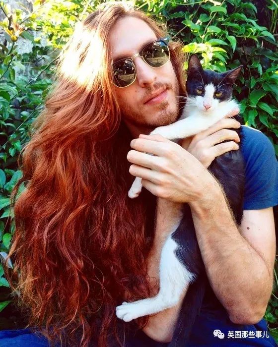 一头红发留七年成了"长发王子",他就是小仙男本男了吧!