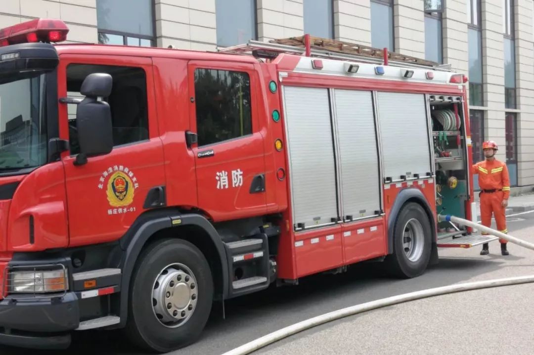温泉消防支队紧急出动,高压水枪支援灭火消防队支援灭火紧急疏散各