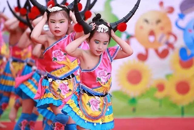蓝精灵幼儿园《牛角尖尖》中,苗族多姿多彩的民俗生活,体现着中国少数
