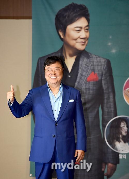 mdphoto韩国歌手金南镇出道55周年纪念限定专辑发布会