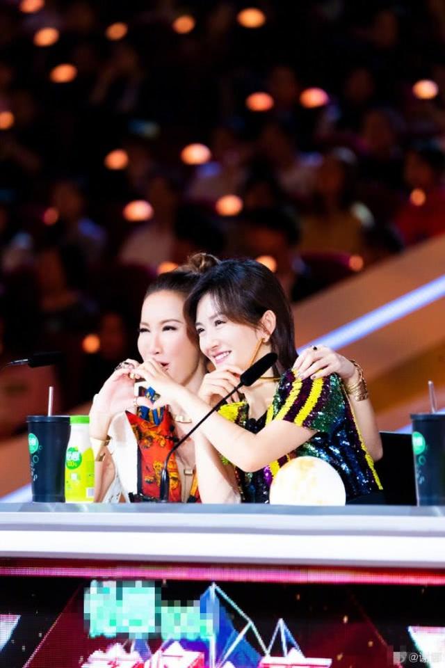 谢娜还在录制现场与好友李玟开心比心,两大女神笑靥如花的模样真是一