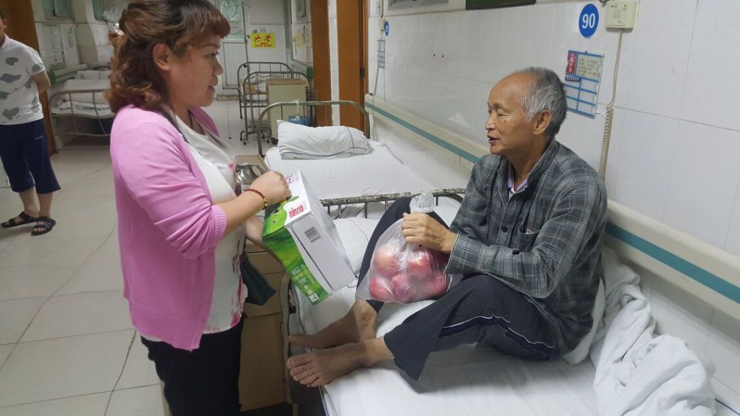 社区卫计工作人员为住院的特殊家庭人员送上了营养品