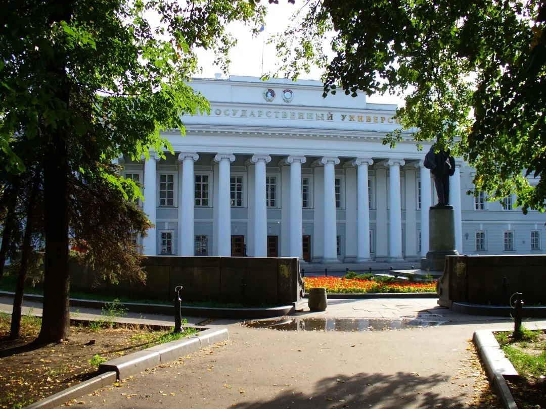 喀山大学的历史博物馆阿拉木图州州长amandyk batalov参观喀山大学的