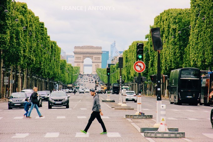 在香榭丽舍大道回望凯旋门