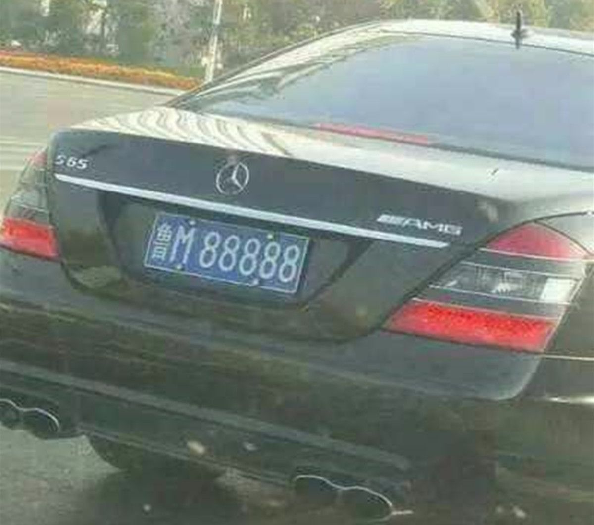 山东首富张士平座驾是防弹奔驰车车牌号鲁m88888