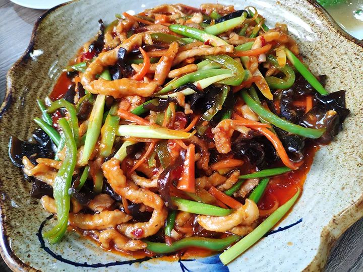 鱼香肉丝其实是一道川菜,味甜微酸并咸辣,可以说是最家常,也最被大众