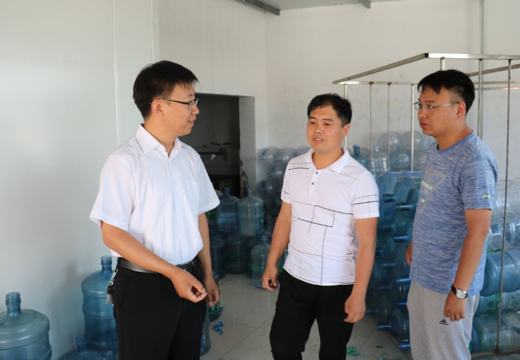 镇长王子峰带队对辖区内桶装水生产点进行检查,组织委员曹保国陪同