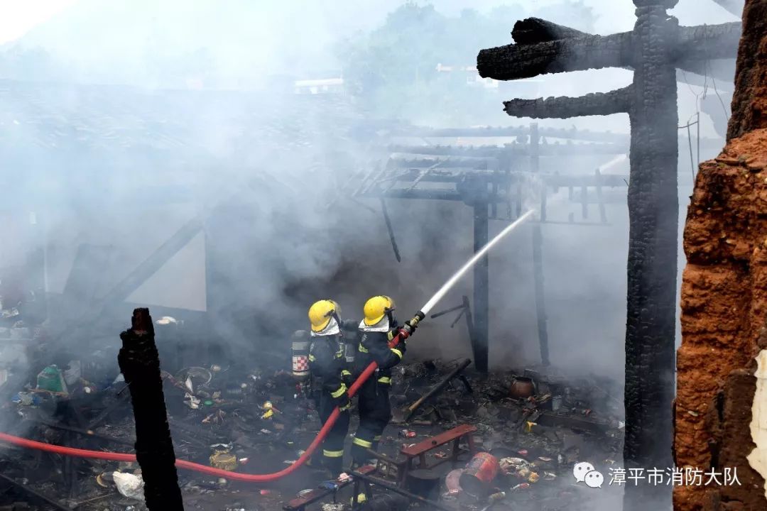 昨日漳平市和平镇春尾村一老房子起火漳平消防成功处置