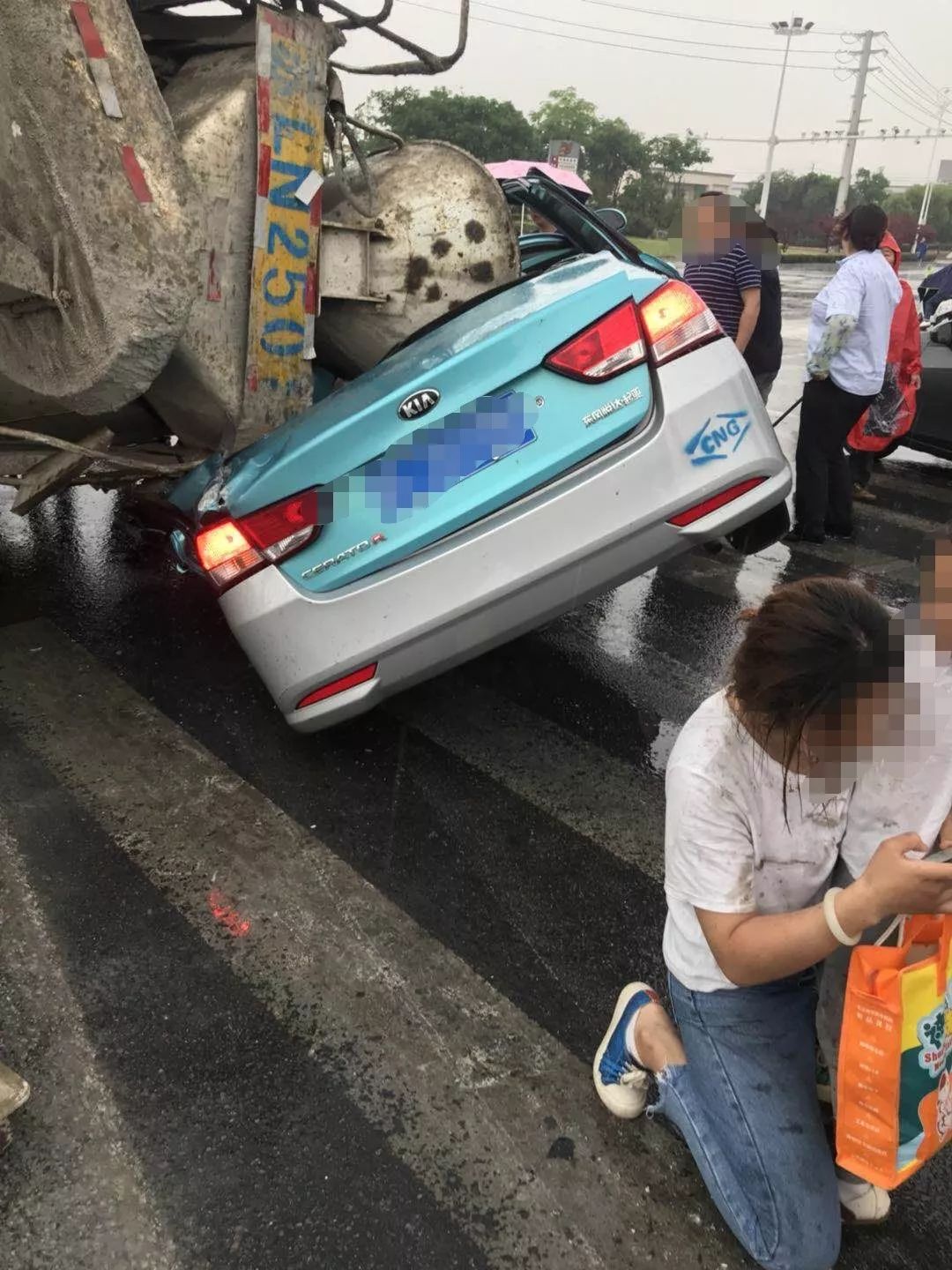 兴隆惨烈车祸!混凝土车侧翻瞬间压扁出租车,的哥当场身亡