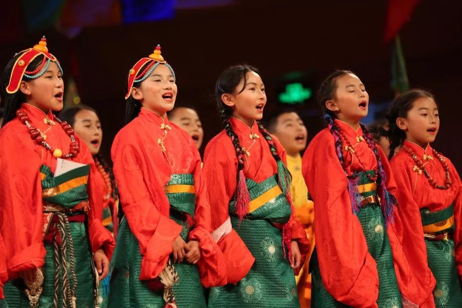 壮丽70年奋斗新时代青海玉树藏族童声合唱团与雪城小学生共同唱响爱我