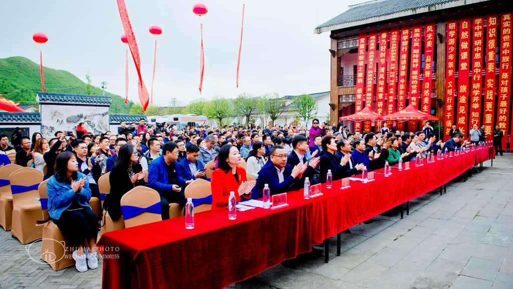都匀四小表演:《匀娃鼓乐》都匀民中表演:《少数民族舞蹈》曹漪副市长