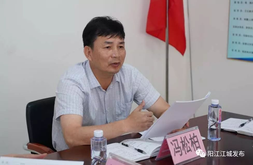 冯松柏一行来到城西街道那西村和东钵村,深入了解环境卫生情况,市民